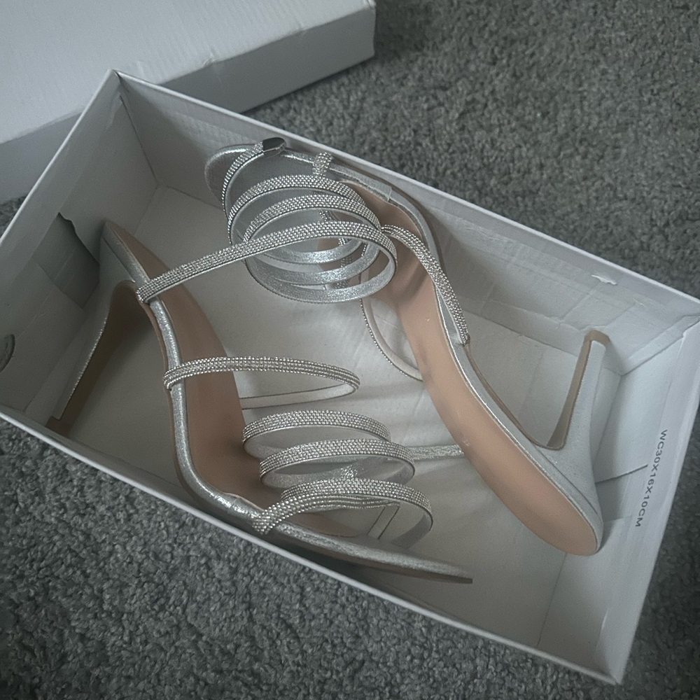 I’m selling these heels I wear a 11 in women I purchased the wrong size